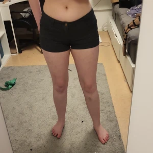 Mörka shorts med  - Lågmidjade shorts från H&M med ett prickigt mönster på i storlek 36.