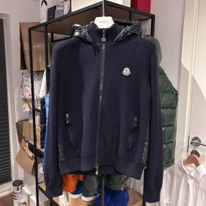 Moncler Hooded Down Cardigan   - Navy Moncler Hooded Down Cardigan i väldigt bra skick, produceras inte längre och slutsåld worldwide. Storlek M fits M, nypris 10.000kr mitt pris 4800 men tar emot rimliga bud! Över 200 deals gjorda med massvis av kundrecensioner att visa vid intresse!