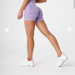 NVGTN Periwinkle Camo seamless shorts - Säljer dessar NVGTN Periwinkle Camo seamless shorts, köpta från hemsidan men tyvärr inte kommer till användning. De är storlek S men passar M super bra också 🥰svårt att lägga exakt färg men skulle säga att de är gröna. Nypris 425kr Kan tänka mig sänka vid snabbt köp:)