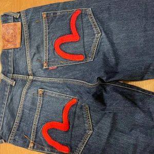 Evisu jeans - Evisu jeans med röd design  pris går att diskutera vid snabb affär 
