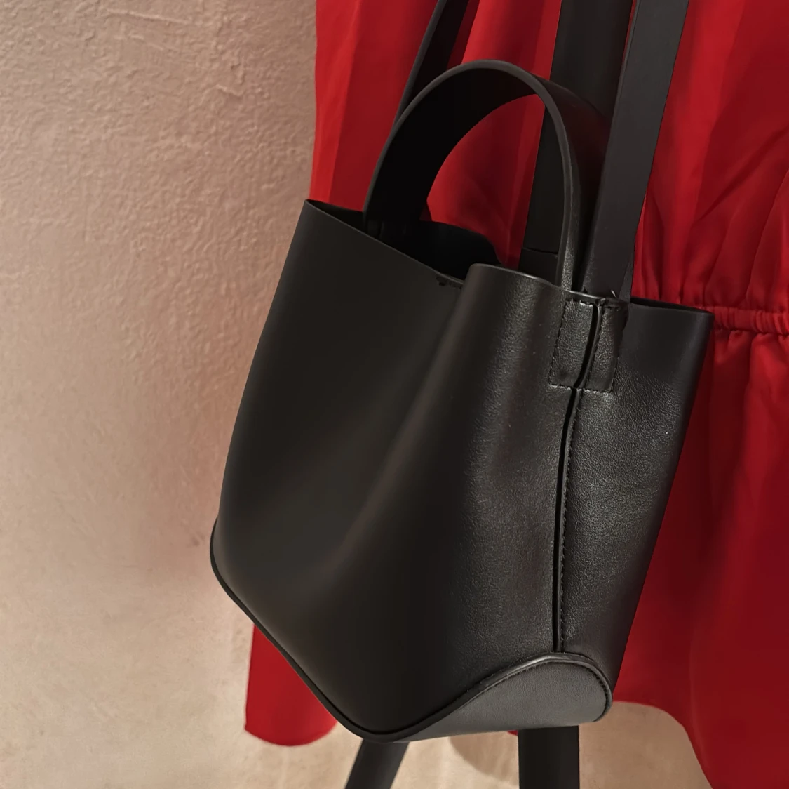 Svart axelväska från Gina - 2