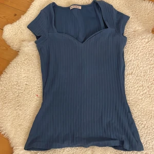 Blå Tshirt  - Jätte fin blå Tshirt från Anna field💕använd fåtal gånger och inga defekter🥰