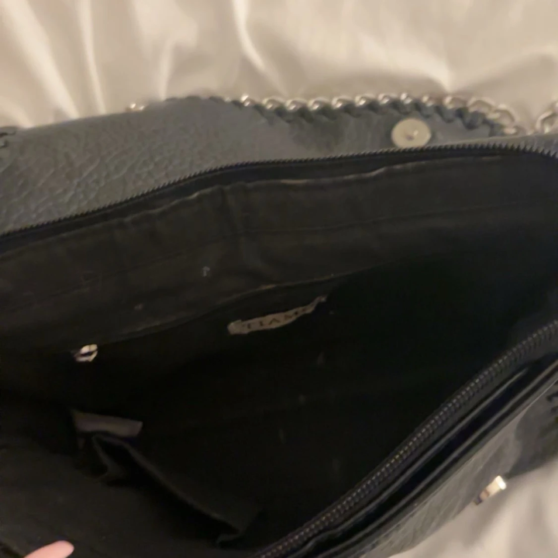 Svart axelväska med kedjedetaljer - 1