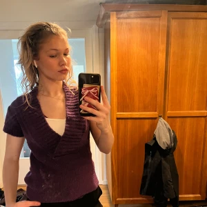 Lila stickad tröja från Melrose - Säljer en jätte söt lila stickad tröja från Melrose med korta ärmar och en djup v-ringning. Perfekt för när man ska ta en fika i stan med sina kompisar samt för skolan till hösten eller våren💕🥰har knappt använt tröjan och därför är den i mycket bra skick💕 priset kan diskuteras☺️