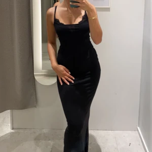 Svart långklänning - Elegant svart långklänning från Gina tricot! Påminner om den från skims och är ett perfekt basplagg!
