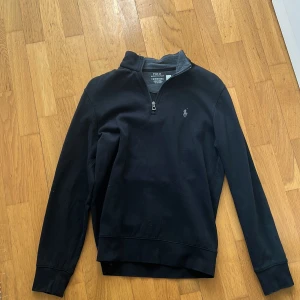 Half zip Ralph Lauren  - Säljer nu denna feta half zip från Ralph Lauren. Tröjan är använd ett fåtal gånger och är i gott som nytt skick. Pris kan diskuteras och vara att meddela vid funderingar. Nypris: 1999