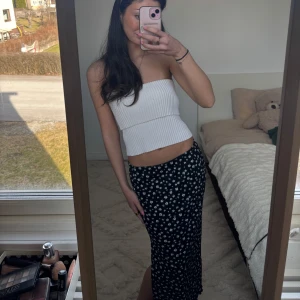 Kjol - superfin blommig kjol fint t sommarn och våren