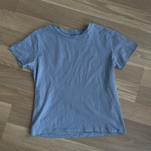 Blå t-shirt  - Blå tshirt ifrån Lager157