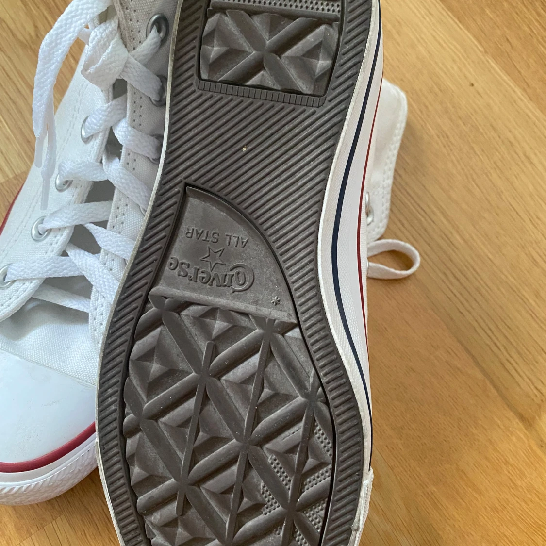 Vita converse skor  - 2