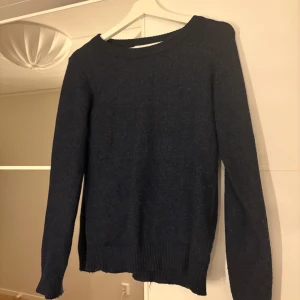 Mörkblå stickad tröja från Vila - Säljer en stilren mörkblå stickad tröja med långa ärmar från Vila. Hör av er vid funderingar eller om ni vill ha bilder med hur plagget sitter på mig. Titta gärna in mina andra plagg!