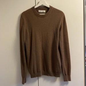  Finstickadtröja från Samsøe - Säljer en gammal favorit som tyvärr blivit för liten för mig. Tröjan är gjord av merinoull vilket gör den riktigt varm och skön! Det står att det är storlek S men jag skulle säga S/M. Som du ser på sista bilden är den lite nopprig under armarna men som du även ser på de större bilderna syns det inte när man har tröjan på sig! Jag köpte den på åhlens för 900kr säljer den nu för en femhundring, det är är ett riktigt kap!