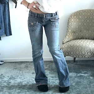 Super snygga ljusa jeans!💗 - Såå snygga ljusblå bootcut jeans från Esprit💗De är vintage men i helt perfekt skick. De är upplagda 5cm (se sista bilden), vilket självklart kan sprättas upp om så önskas! Midjemått:38cm, innerbenslängd:78cm (ev 83cm). Hör gärna av dig om du har frågor💗💗