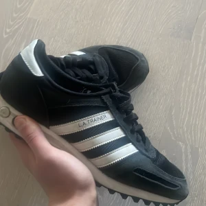 Svarta Adidas LA Trainer sneakers - Säljer ett par klassiska svarta Adidas LA Trainer sneakers. Skick 7/10 Storlek 43. Pris kan diskuteras!