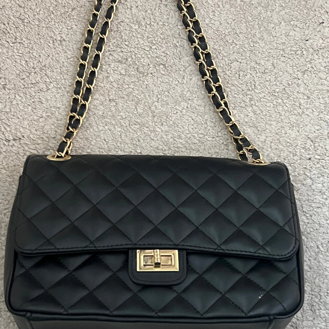 Svart quiltad axelväska från Isabella Rhea