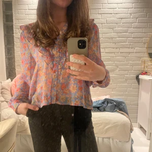 Blommig blus - Så söt blommig blus från Zara, perfekt till typ våriga middagar!! Jättefint skick, använd kanske 3 gånger🩷❤️🩷❤️🌸🌺🌼🌻
