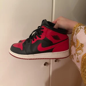 Nike Air Jordans i svart och rött - Snygga Nike Air Jordans i en klassisk svart och röd färgkombination. Skorna har en ikonisk design med snörning och en tydlig Nike-logga på sidan. Perfekta för dig som vill ha en stilren och sportig look. Använda ett fåtal gånger med lite creasning. Pris kan diskuteras ❤️🖤