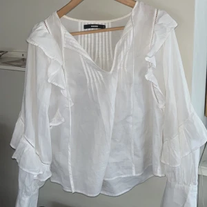 Vit blus från bikbok  - Säljer min blus från bikbok som fått mycket användning men inte längre. 