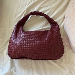 Röd väska  - Supersöt röd väska! Väskan är väldigt rymlig,  stor och är nästintill nyskick🍒❤️Nypris: 1000 men säljer nu för 600 kr + 59 kronors frakt