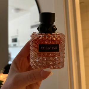 Valentino parfym - Parfym från Valentino (Born In Roma EdP). Doftar jättegott och utstrålar verkligen exklusivitet. Har prov används ett par gånger bara så den är helt ny. 