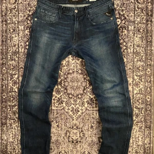 Mörkblå jeans från Replay - Replay anbass mörkblå. Storlek W32 L32.                             De är i mycket bra skick .                                                      Har du frågor om pris eller fler bilder hör av dig!