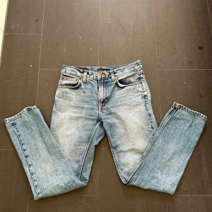 Nudie Jeans - Nudie Jeans av modellen Gritty Jackson  Storlek: 30/32- Skicket på jeansen är mycket bra - 10/10 - mitt pris: 499- Nypris: 1599kr.   En stor fördel med Nudies jeans jämfört mot Levis, Tiger of Sweden, Replay, Lee, Acne, dondup osv. Är att du kan lämna in dem gratis for reparation eller uppläggning i Stockholm, Göteborg eller Malmö. På så vis förlängs livslängden rejalt.
