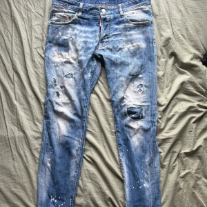 Dsquared2 jeans - Dom är i ganska bra skick men de har varit hål i mellan benen som har blivit lagat med lapp och sy maskin (bild 5) men de är inget man ser om man har på sig dom förutom om man sitter ner 