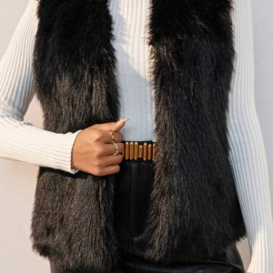 Svart pälsväst - Snygg svart pälsväst som ger en lyxig känsla. Perfekt för att lägga till en extra touch till din outfit. Västen är ärmlös och har en mjuk textur.