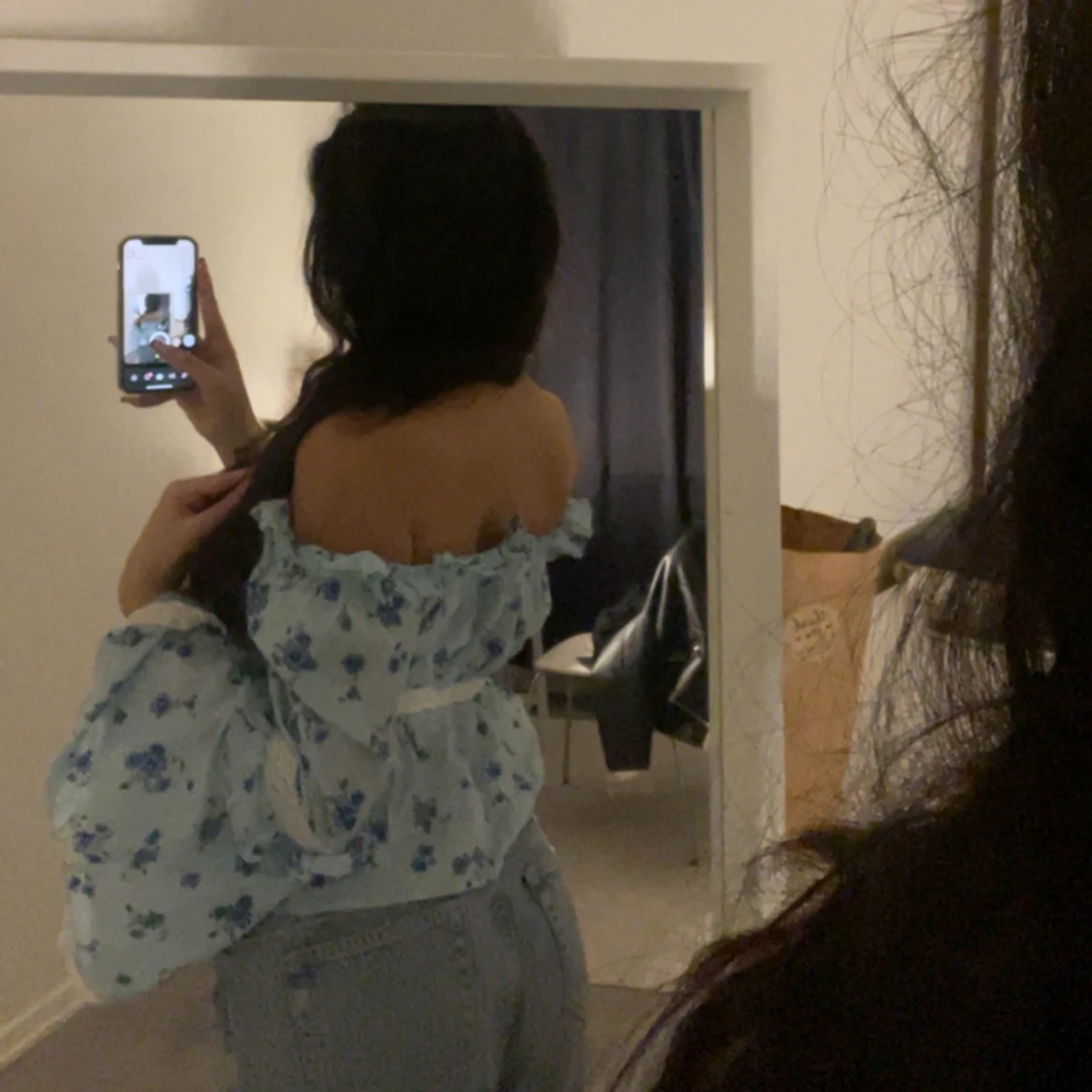 Oanvänd blommig babyblå sommar blus