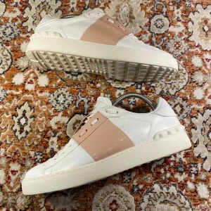 Valentino Open Skor - Hej! Säljer nu mina skor från märket Valentino , storlek 40, bra skick. Givetvis äkta, Tveka inte på att höra av dig om du har frågor eller funderingar kring skorna!