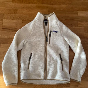 Patagonia fleece  - Tja! Säljer en fet patagonia fleece i mycket bra skick! Perfekt för våren. Nypris:1700kr mitt pris: 799! Om du har frågor eller funderingar är det bara att höra av👍