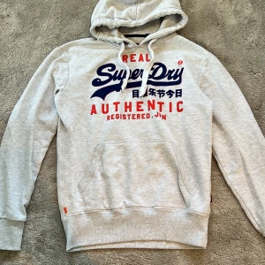 Grå superdry hoodie - Skick: 9/10, nästan helt ny - Storlek: S
