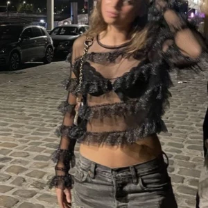 Fest topp - Så snygg genomskinlig topp med volang. Säljer bara för att den är förstor för mig💕😩Säljs inte längre