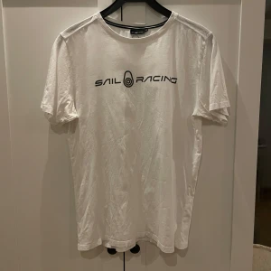 T-shirt Sail Racing - Tjena, säljer nu min vita t-shirt från SailRacing. Skriv gärna om ni har några funderingar🤩💭