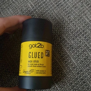 Glued Wax Stick från got2b - Glued Wax Stick från got2b är perfekt för att göra typ en slickback, endast testad en gång och säljer pga att jag inte gilllade den, den innehåller coconut oil och shea butter, frågor? Skriv till mej❤️❤️