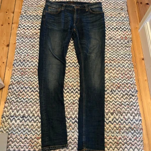 Nudie jeans  - Säljer dessa supersnygga nudie jeansen i mycket bra skick! Ägt byxorna ett tag men knappt annvänt de! Det finns inga defekter och de är i storlek W 32 L 32. De passar sig mellan 174-184! Kom privat för flera frågor.