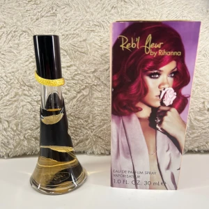 Reb’l Fleur by Rihanna - Använd 1 gång Frakten står köparen för Skriv vid funderingar  ☺️