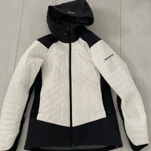 Vit och svart jacka från Peak Performance - Nästan helt oanvänd svart och vit Peak Performance jacka.