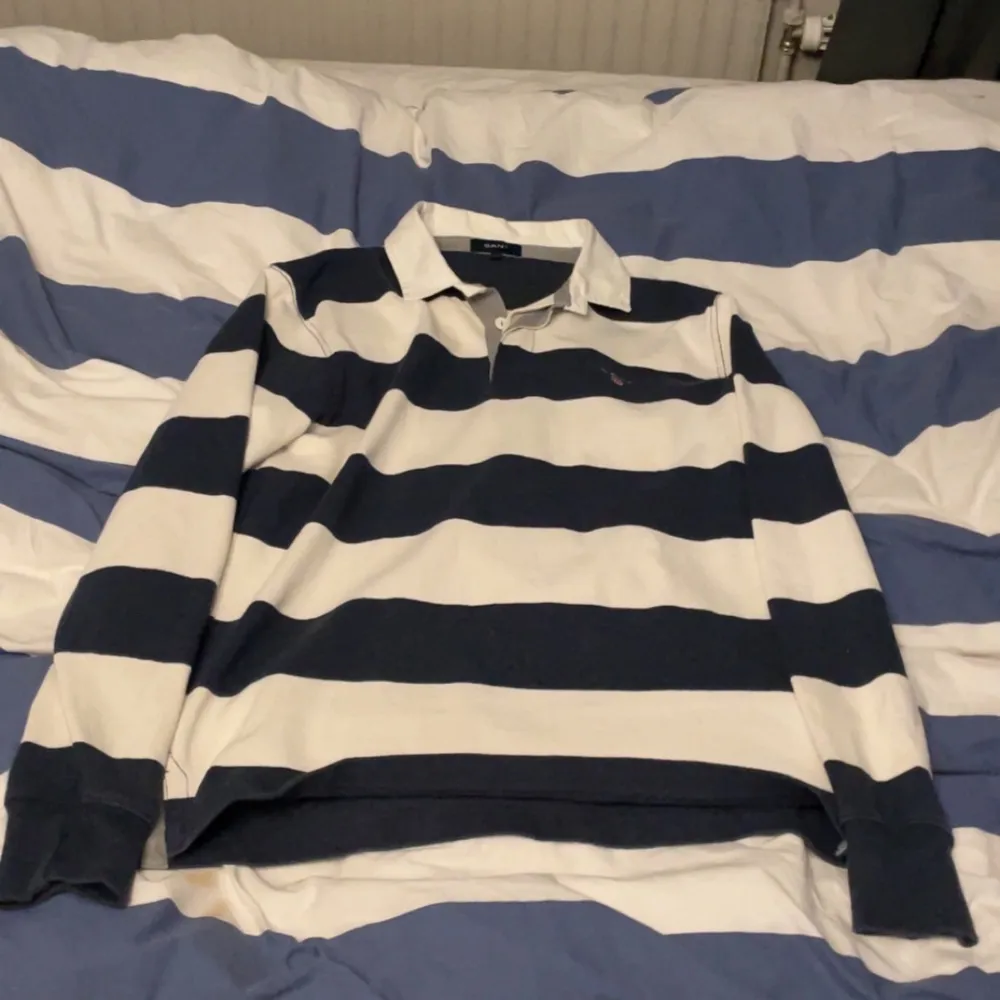 Säljer en klassisk randig pikétröja från GANT i storlek L. Tröjan en krage och långa ärmar. Perfekt för en stilren och avslappnad look. Jag är 180 och sitter ganska bra. Passar ännu bättre om du är lite större. Pris kan diskuteras. Neuletakit & Villapaidat.