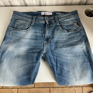 Replay anbass - Tjena, säljer mina Repaly Jeans i den trendiga modellen Anbass. Jeansen är knappt använda och sitter slim fit, cond 9,5/10. Nypris: 1900kr, hör av er vid minsta intresse//Vilmer