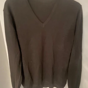 Grön stickad tröja från J.Lindeberg - Stickad tröja från J Lindeberg i storlek XL. Inga defekter på tröjan hör av dig vid eventuella frågor.