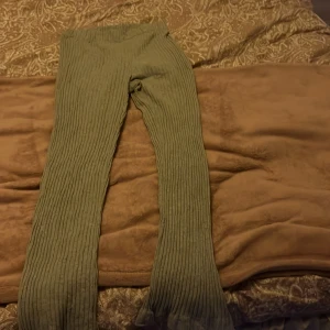 Gråa mjukisbyxor - Säljer dessa gråa mjukisbyxor, jätte sköna och har används 2 gånger. Inga fläckar eller märken