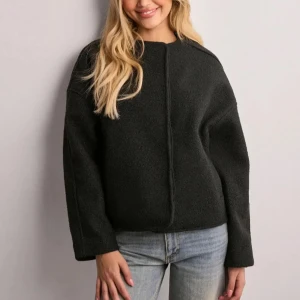 Svart kappa - Snygg svart kappa från nelly med en stilren design. Varsamt använd 