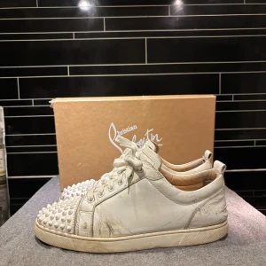 Louboutin  - Saknar 5 spikar finns 4 extra äkteheybevis finns och skicket får du bestämma själv 