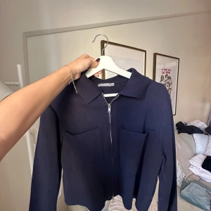 Overshirt / kofta - Superfin mörkblå overshirt eller kofta från åhlens i storlek S. Använd men i fint skick