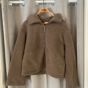 Beige teddyjacka från H&M - Mysig brun teddyjacka från H&M med dragkedja framtill. Endast använt några fåtal gånger, varan är i nyskick! Storlek M men passar även S eller Xs. 😍