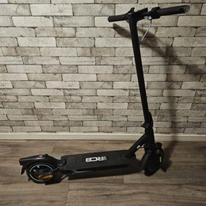 El scooter  - Hastighet 25 km/H  Det kan stå olika nummer på hastighet men det går alltid i 25 km/h.Kan skickas mot frakt kostnad .Finns laddare man får med.        