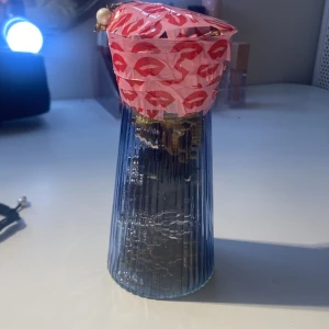 Vas fylld med vintage smycken  - Säljer en vas fylld med vintage smycken osv. Det är väldeligt unika smycken i vasen och man får även med vasen på köpet!