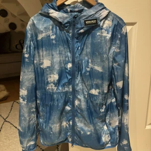 Mönstrad vindjacka från Woolrich - Vindjacka från woolrish. Sparsamt använd och inga flaws. Storlek L men mera som M.