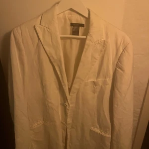 Linnékavaj Filippa k - Snygg vit Linnékavaj från Filippa K. Perfekt för sommarens fester eller en stilren look. Kavajen har en klassisk design med knappar framtill och ex antal fickor. Kavajen är i storlek 50 och kostar 5399kr nypris medan mitt pris är 450. Skicket på kavajen är 7,5/10