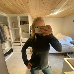 Stickad polotröja - Säljer denna jättefina polotröjan eftersom att den inte kommer till användning!! Den är i princip aldrig använd och därför i superfint skick ❤️❤️kan tänka mig att gå ner i pris❤️